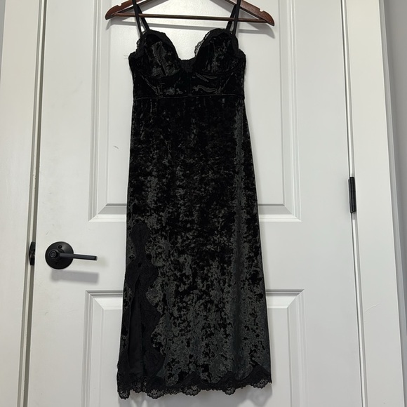 VICTORIA'S SECRET Women’s Crushed Black Velvet
Bodycon Midi Dress Lace Slit 34C - Picture 5 of 7
